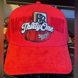 Red Thirty One backpack boyz mesh trucker hat